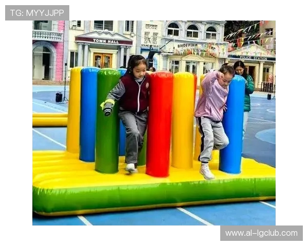 绿茵战场上足球疾驰如闪电划破长空展现速度与激情瞬间