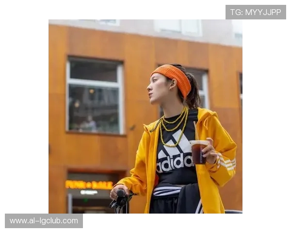 冬日时尚新宠足球大衣女穿出温暖与活力兼具的街头运动风